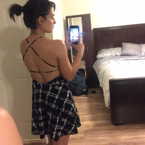 small cross-stitched dress with drop back - Picture 2 of 4